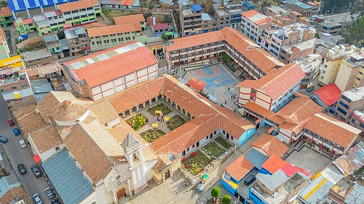 Huancavelica: modernizan losa deportiva de colegio Francisca Diez Canseco
