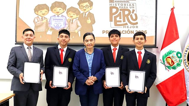 Ruth Shady entregó reconocimiento a escolares ganadores de Premio Campodónico